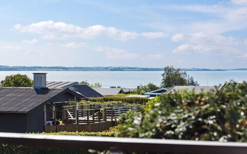 Kerstin - 400M from the Sea: Tetto, Casa, Porta, Villetta, Shade, Raccordo, Cortile, Estate, Backyard
