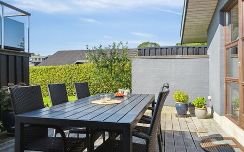Kerstin - 400M from the Sea: Tetto, Casa, Porta, Villetta, Shade, Raccordo, Cortile, Estate, Backyard
