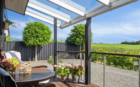 Kerstin - 400M from the Sea: Tetto, Casa, Porta, Villetta, Shade, Raccordo, Cortile, Estate, Backyard