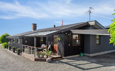 Kerstin - 400M from the Sea: Tetto, Casa, Porta, Villetta, Shade, Raccordo, Cortile, Estate, Backyard