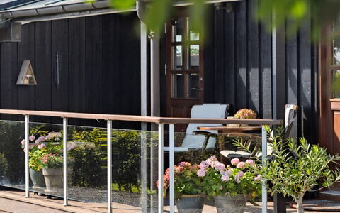 Kerstin - 400M from the Sea: Tetto, Casa, Porta, Villetta, Shade, Raccordo, Cortile, Estate, Backyard