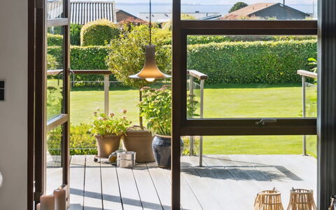 Kerstin - 400M from the Sea: Tetto, Casa, Porta, Villetta, Shade, Raccordo, Cortile, Estate, Backyard