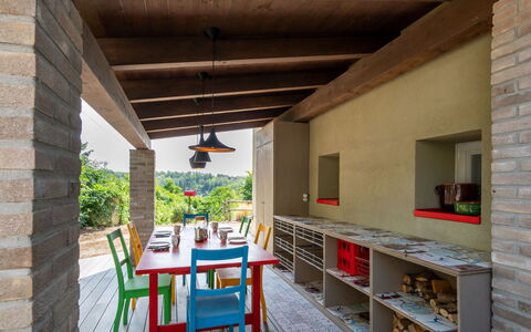 Cascina Basan: Mobilia, Tavolo, Costruzione, Pianta, Legna, Sedia, Interior Design, Portico, Pavimento, Mensola