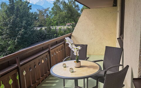 Kitzblick: Tavolo, Mobilia, Pianta, Costruzione, Vaso Di Fiori, Sedia, Pianta Della Casa, Albero, Legna, Interior Design