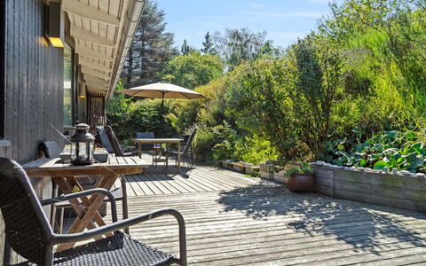 Henryk - 350M from the Sea: Legna, Arbusto, Mobili Da Esterno, Mobilia, Portico, Shade, Deck, Tavolo Esterno, Groundcover