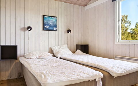 Henryk - 350M from the Sea: Camera Da Letto, Letto, Legna, Pavimento, Pavimentazione, Lenzuolo, Bedding, Mobilia, Interior Design, Telaio Del Letto