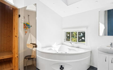 Henryk - 350M from the Sea: Interior Design, Idraulico Fixture, Vasca Da Bagno, Bagno, Pavimentazione, Soffitto, Pavimento, Idraulico, Rubinetto, Illuminazione