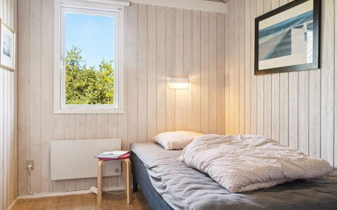Henryk - 350M from the Sea: Camera Da Letto, Legna, Letto, Lenzuolo, Pavimentazione, Pavimento, Bedding, Interior Design, Soffitto, Casa