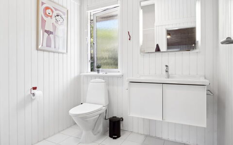 Henryk - 350M from the Sea: Casa, Pavimento, Idraulico Fixture, Idraulico, Lavello, Gabinetto, Bagno, Design, Latifoglie, Color Legno