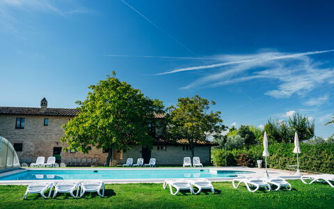 Villa Assisi: Cielo, Nube, Pianta, Albero, Mobili Da Esterno, Shade, Sedia, Erba, Paesaggio Naturale, Costruzione