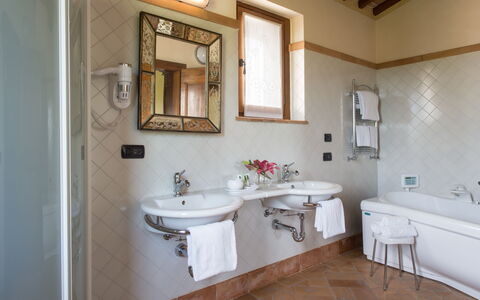 Villa Assisi: Specchio, Rubinetto, Lavello, Idraulico Fixture, Proprietà, Lavandino Del Bagno, Costruzione, Vasca Da Bagno, Bagno, Viola