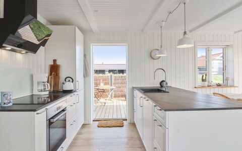 Sanni - 225M from the Sea: Legna, Pavimentazione, Cucina, Casa, Pavimento, Controsoffitto, Pavimento In Legno, Latifoglie, Plank, Cabinetry