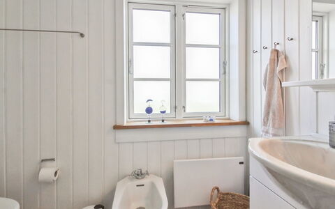 Sanni - 225M from the Sea: Bagno, Idraulico Fixture, Parete, Pavimentazione, Legna, Pavimento, Interior Design, Gabinetto, Rubinetto, Toilet Seat