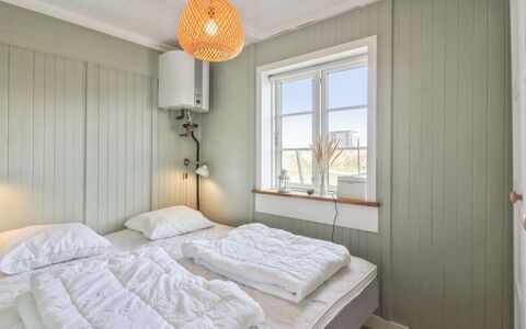 Sanni - 225M from the Sea: Parete, Camera Da Letto, Legna, Letto, Interior Design, Soffitto, Pavimento, Pavimentazione, Mobilia, Bedding