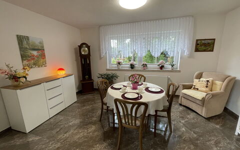 Spatzenparadies: Tavolo, Mobilia, Cabinetry, Sedia, Legna, Costruzione, Interior Design, Finestra, Pavimento, Decorazione