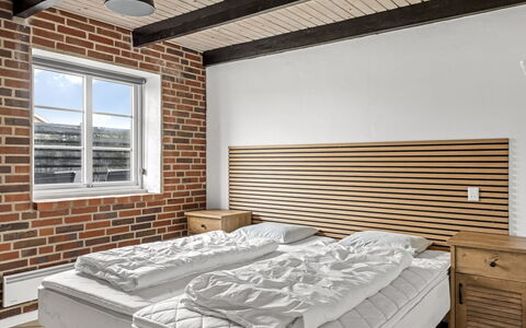 Haralde: Legna, Camera Da Letto, Letto, Interior Design, Soffitto, Pavimentazione, Pavimento, Bedding, Lenzuolo, Camera