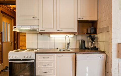 Hirvasaho B 2: Cucina, Elettrodomestico Da Cucina, Cabinetry, Controsoffitto, Apparecchio Major, Legna, Interior Design, Lavello, Pavimentazione, Lavandino Della Cucina