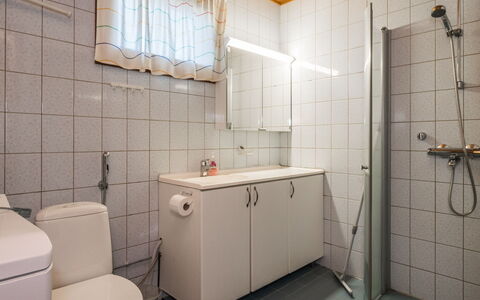 Hirvasaho B 2: Lavandino Del Bagno, Idraulico Fixture, Lavello, Bagno, Parete, Pavimentazione, Pavimento, Rubinetto, Interior Design, Gabinetto