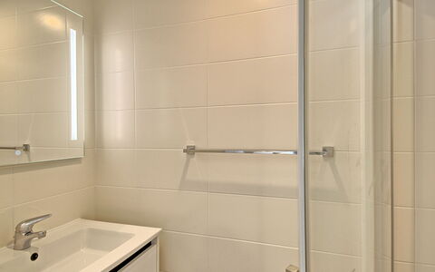 Les Agapanthes: Lavello, Lavandino Del Bagno, Idraulico Fixture, Bagno, Rubinetto, Legna, Pavimento, Specchio, Pavimentazione