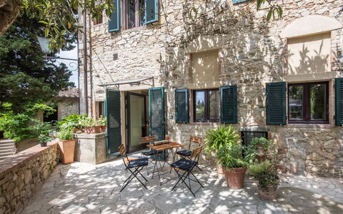 Il Nespolo Charming Apartment Fonterutoli - Siena,: Pianta, Costruzione, Finestra, Vaso Di Fiori, Tavolo, Villetta, Sedia, Porta, Quartiere, Albero