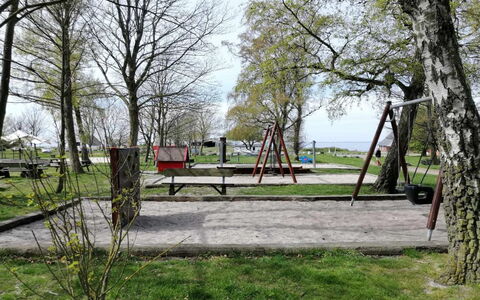 Helmi - 1Km from the Sea: Legna, Spazio Pubblico, Panchina, Parco, Banco, Prato, Giardino, Shade, Cortile, Landscaping