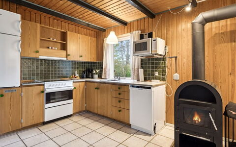 Calla - 250M from the Sea: Cucina, Legna, Interior Design, Soffitto, Controsoffitto, Pavimentazione, Elettrodomestico Da Cucina, Apparecchio Major, Pavimento, Mobilia