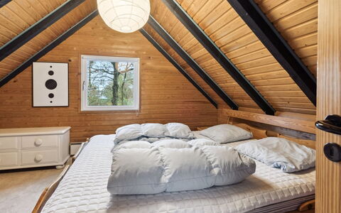 Calla - 250M from the Sea: Mobilia, Legna, Interior Design, Camera Da Letto, Soffitto, Pavimento, Pavimentazione, Letto, Attico, Illuminazione