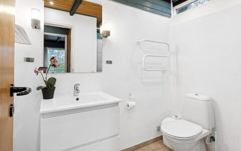 Calla - 250M from the Sea: Idraulico Fixture, Bagno, Lavello, Lavandino Del Bagno, Interior Design, Pavimentazione, Rubinetto, Mobiletto Del Bagno, Pavimento, Gabinetto