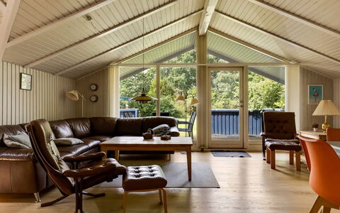 Alrun - 150M from the Sea: Mobilia, Interior Design, Legna, Soffitto, Divano, Pavimentazione, Soggiorno, Pavimento, Illuminazione, Pavimento In Legno