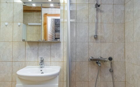 Kanerva 1C: Bagno, Lavandino Del Bagno, Idraulico Fixture, Pavimentazione, Parete, Interior Design, Pavimento, Lavello, Rubinetto, Idraulico