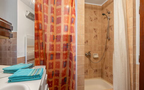 Jahor: Interior Design, Pavimentazione, Pavimento, Idraulico Fixture, Bagno, Tessile, Camera, Tenda Doccia, Idraulico, Mobilia