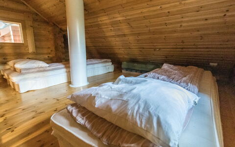 Kuukkelin Tupa 1: Camera Da Letto, Pavimento, Pavimentazione, Legna, Letto, Soffitto, Interior Design, Lenzuolo, Mobilia, Bedding