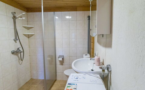 Kuukkelin Tupa 1: Bagno, Lavandino Del Bagno, Idraulico Fixture, Pavimentazione, Pavimento, Lavello, Interior Design, Gabinetto, Rubinetto, Doccia