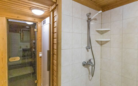 Kuukkelin Tupa 1: Pavimentazione, Legna, Pavimento, Idraulico Fixture, Interior Design, Soffitto, Bagno, Idraulico, Lavandino Del Bagno, Camera