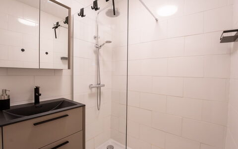 Amuzee with Parking & Lateral Sea View: Cabinetry, Soffione Doccia, Costruzione, Doccia, Idraulico Fixture, Bagno, Mobiletto Del Bagno, Lavello, Pavimento