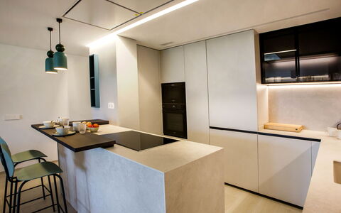Playa Grande: Cabinetry, Cucina, Costruzione, Legna, Illuminazione, Sedia, Architettura, Interior Design, Pavimentazione, Pavimento