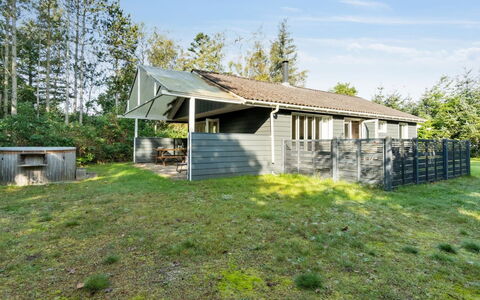 Arwin - 200M from the Sea: Tetto, Casa, Lotto, Casa, Villetta, Estate, Edifici Giardino, Shade, Log Cabin, Landscaping
