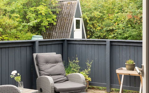 Sunaj: Tetto, Casa, Porta, Villetta, Shade, Raccordo, Cortile, Estate, Backyard