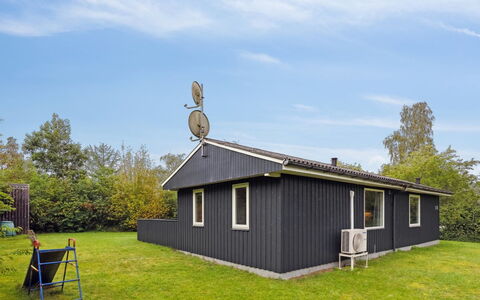 Sunaj: Tetto, Casa, Porta, Villetta, Shade, Raccordo, Cortile, Estate, Backyard