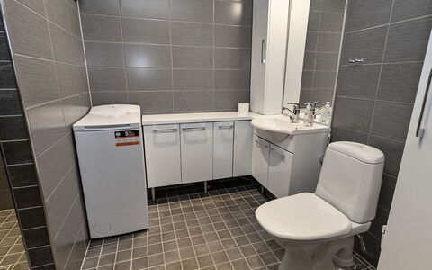 Agenttimajat 2: Pavimentazione, Pavimento, Idraulico Fixture, Interior Design, Lavello, Gabinetto, Piastrella, Bagno, Idraulico, Toilet Seat