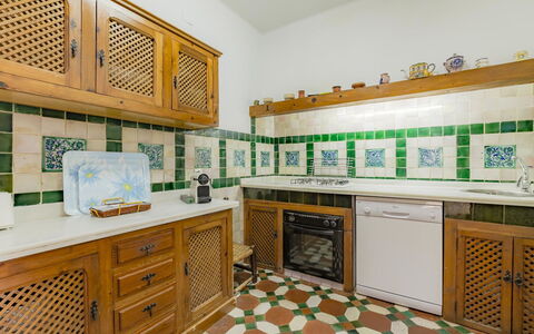 Carmen del Agua: Cabinetry, Proprietà, Cucina, Interior Design, Architettura, Pavimentazione, Legna, Giallo, Controsoffitto