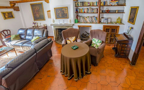 Carmen del Agua: Mobilia, Proprietà, Tavolo, Cornice, Legna, Libreria, Pavimentazione, Interior Design, Pavimento, Cassetto
