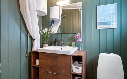 Leif - 400M from the Sea: Lavandino Del Bagno, Bagno, Idraulico Fixture, Mobiletto Del Bagno, Legna, Interior Design, Pavimentazione, Lavello, Pavimento, Rubinetto