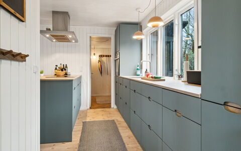 Leif - 400M from the Sea: Legna, Pavimentazione, Cabinetry, Cassetto, Color Legno, Latifoglie, Controsoffitto, Cucina, Credenza