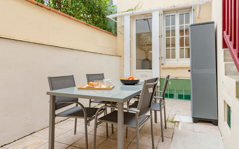 Mirabeau: Pianta, Costruzione, Finestra, Piscina, Azzurro, Acqua, Albero, Casa, Cielo, Urban Design