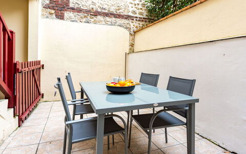 Mirabeau: Pianta, Costruzione, Finestra, Piscina, Azzurro, Acqua, Albero, Casa, Cielo, Urban Design