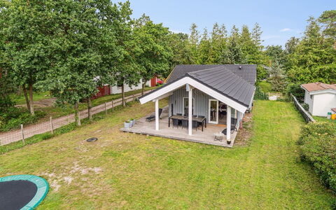 Keijo - 150M from the Sea: Tetto, Casa, Porta, Villetta, Shade, Raccordo, Cortile, Estate, Backyard