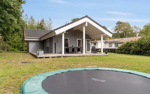 Keijo - 150M from the Sea: Tetto, Casa, Porta, Villetta, Shade, Raccordo, Cortile, Estate, Backyard