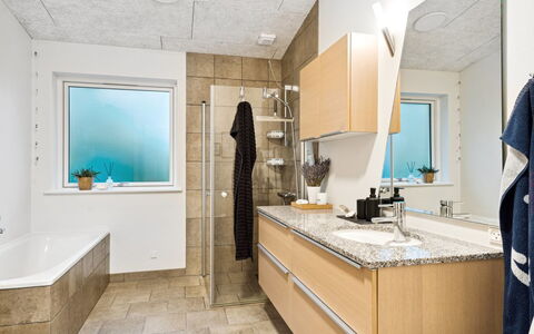 Berta - 70M to the Fjord: Soffitto, Pavimentazione, Interior Design, Pavimento, Materiale Composito, Mobilia, Ricorrere, Hotel, Design, Illuminazione Diurna