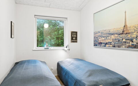 Berta - 70M to the Fjord: Parete, Camera Da Letto, Letto, Lenzuolo, Interior Design, Bedding, Pavimento, Soffitto, Pavimentazione, Illuminazione